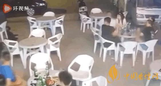 警方通報小車沖過夜市撞飛數人 這一幕太驚險了！
